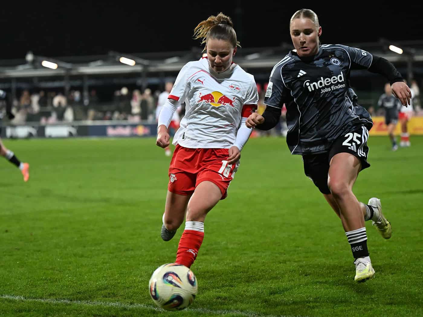 Jella Veit (r) verlässt Eintracht Frankfurt und wechselt zum 1. FC Union Berlin. (Archivbild) / Foto: Jennifer Brückner/dpa
