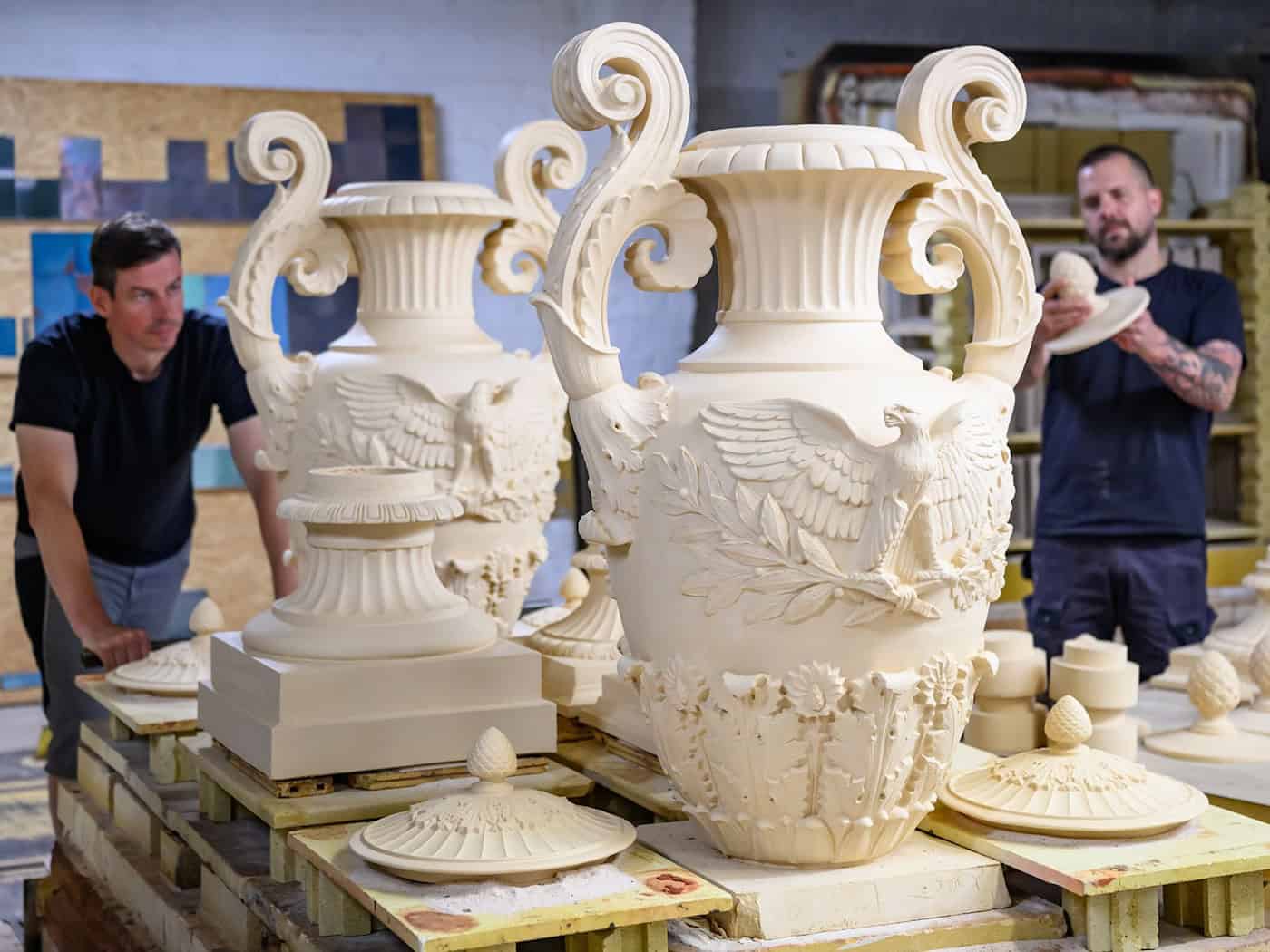 Die Vasen der Orangerie werden erneuert.  / Foto: Patrick Pleul/dpa