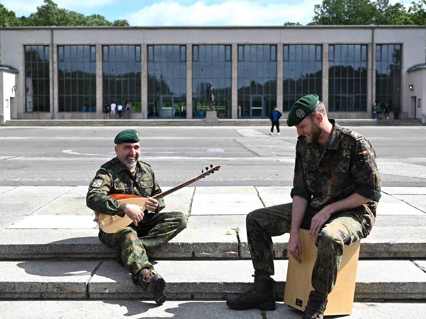 Zwei Bundeswehrsoldaten spielen türkische Musik. / Foto: Elisa Schu/dpa
