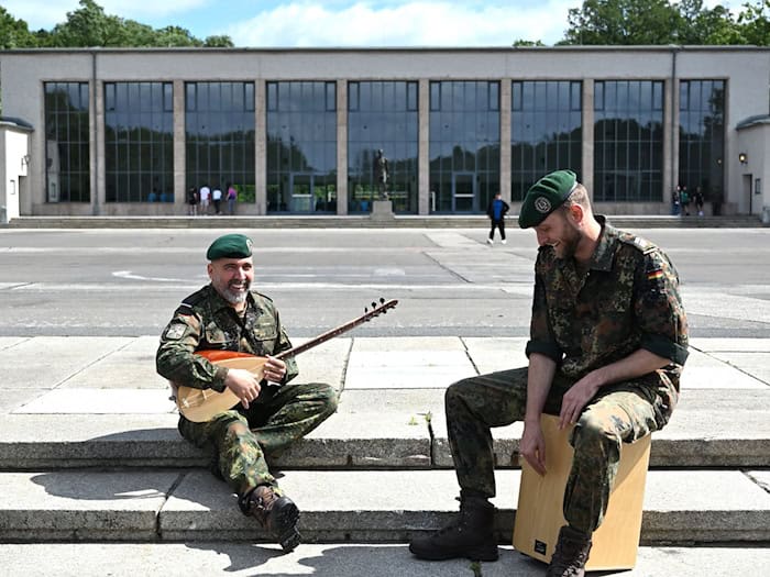 Zwei Bundeswehrsoldaten spielen türkische Musik. / Foto: Elisa Schu/dpa
