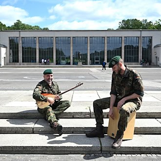 Zwei Bundeswehrsoldaten spielen türkische Musik. / Foto: Elisa Schu/dpa