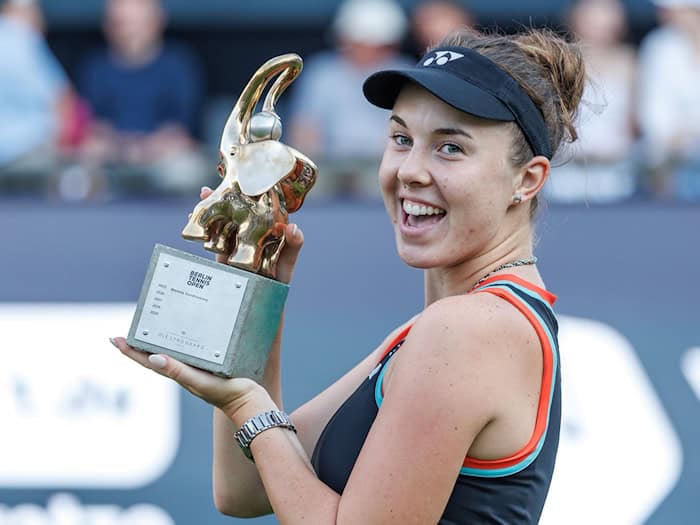 Linda Noskova durfte in Berlin gleich zweimal die Trophäe hochhalten. / Foto: Andreas Gora/dpa