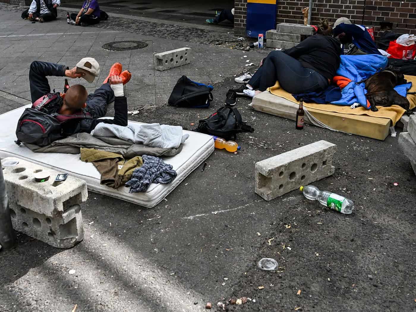 Obdachlose Menschen sind am Bahnhof Zoo zu sehen. (Archivbild)  / Foto: Jens Kalaene/dpa