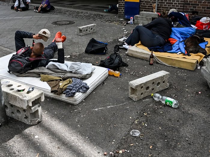 Obdachlose Menschen sind am Bahnhof Zoo zu sehen. (Archivbild)  / Foto: Jens Kalaene/dpa