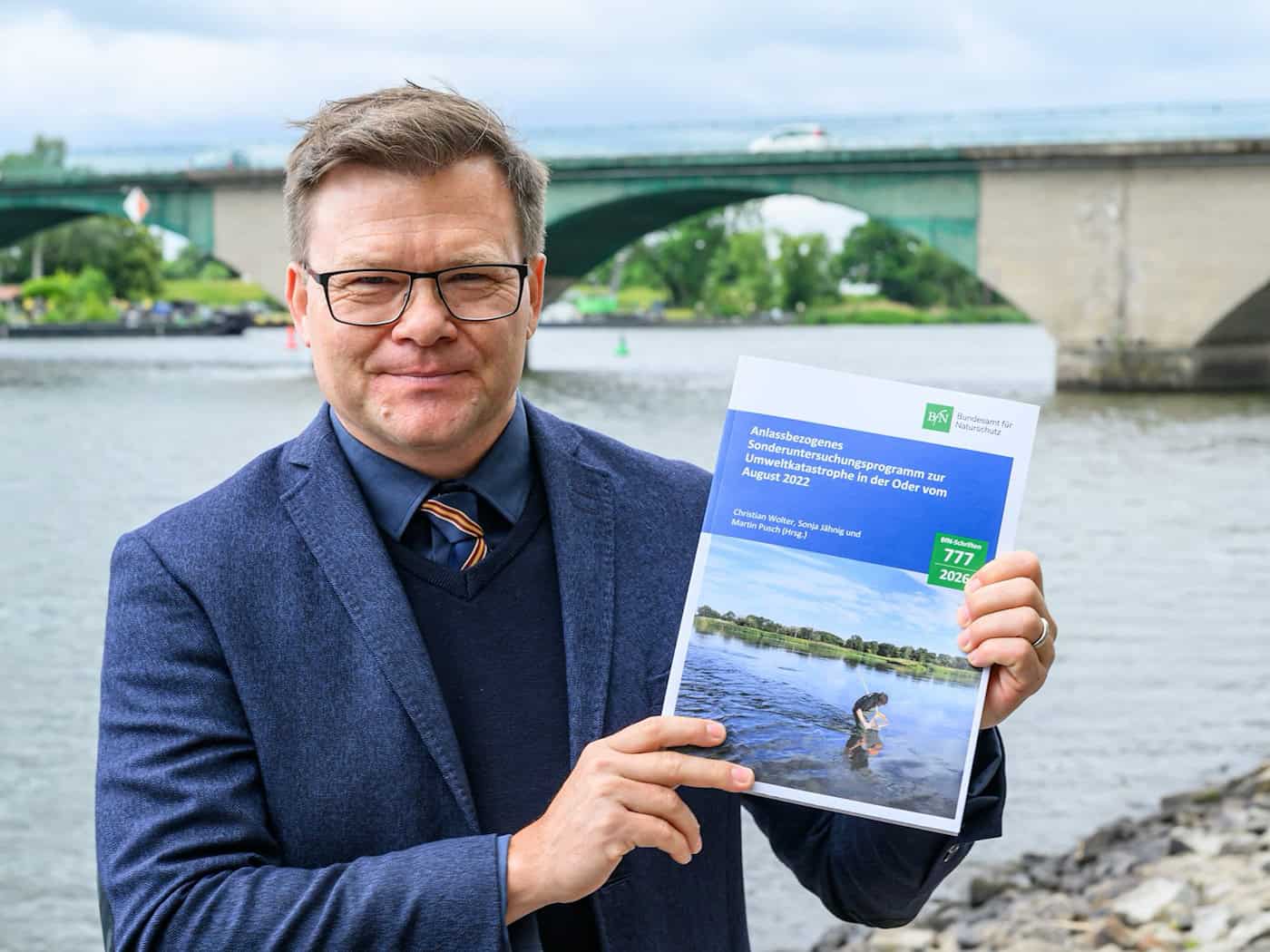 Nach der beispiellosen Umweltkatastrophe in der Oder im Sommer 2022 haben Wissenschaftler die Ursachen erforscht - jetzt nahm Bundesumweltminister Carsten Schneider direkt an dem Grenzfluss den Abschlussbericht entgegen.  / Foto: Patrick Pleul/dpa