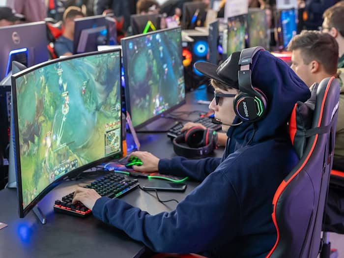 Im Flow: Esports-Spieler inmitten eines spannenden Matches / Foto: Vladimir Srajber auf pexels.com