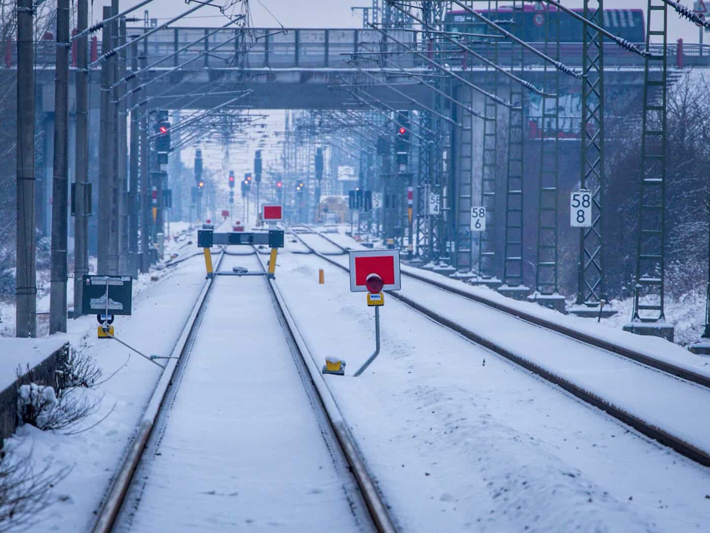Der Abschluss der Generalsanierung verzögerte sich, laut Bahn wegen des Frostes zu Jahresbeginn. (Archivbild)  / Foto: Jens Büttner/dpa