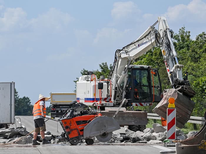 Die Fahrbahn sprengt immer weiter auf. / Foto: Klaus-Dietmar Gabbert/dpa
