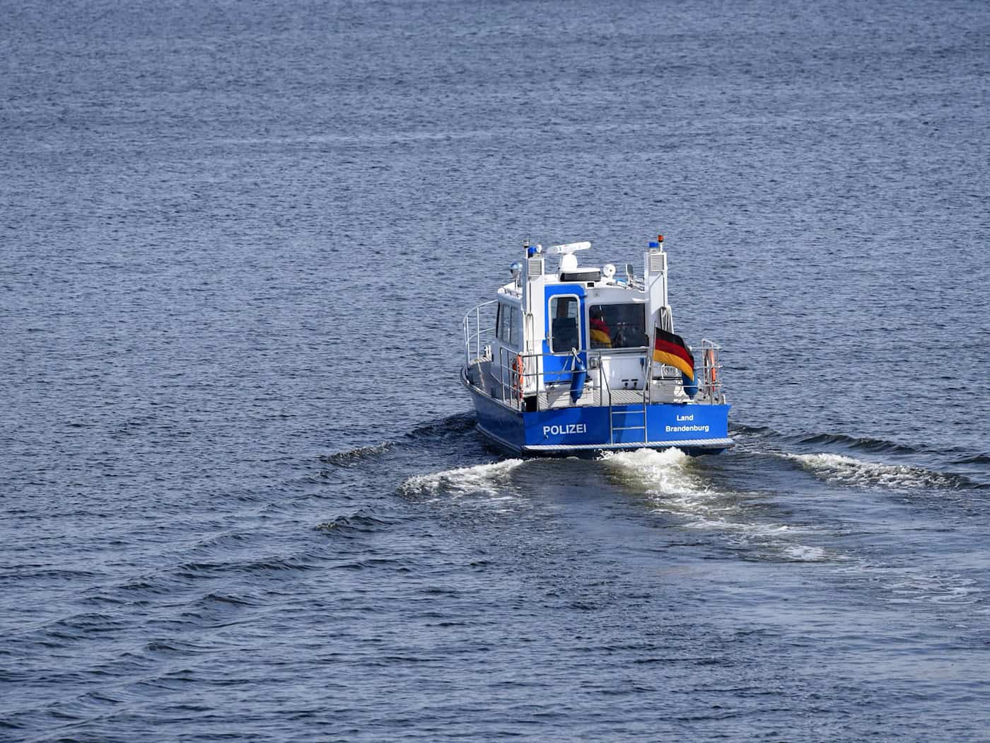 Die Wasserschutzpolizei in Potsdam kontrolliert Sportboote auf der Havel - unter anderem wegen Alkohol, Drogen und Raserei. (Symbolbild)  / Foto: Ralf Hirschberger/dpa-Zentralbild/dpa
