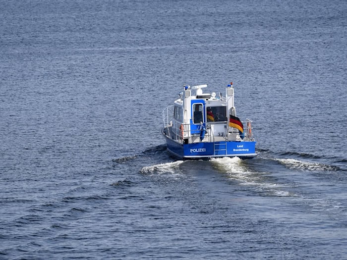 Die Wasserschutzpolizei in Potsdam kontrolliert Sportboote auf der Havel - unter anderem wegen Alkohol, Drogen und Raserei. (Symbolbild)  / Foto: Ralf Hirschberger/dpa-Zentralbild/dpa