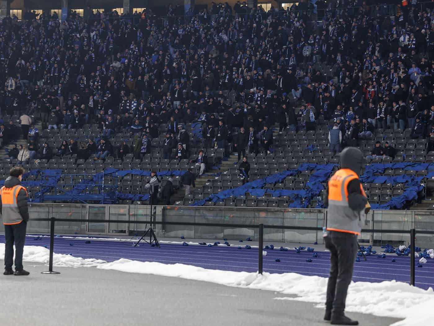 Beim Spiel der 2. Bundesliga zwischen Hertha BSC und dem FC Schalke 04 am 17. Januar war es zu gewalttätigen Ausschreitungen gekommen. (Archivbild)  / Foto: Andreas Gora/dpa