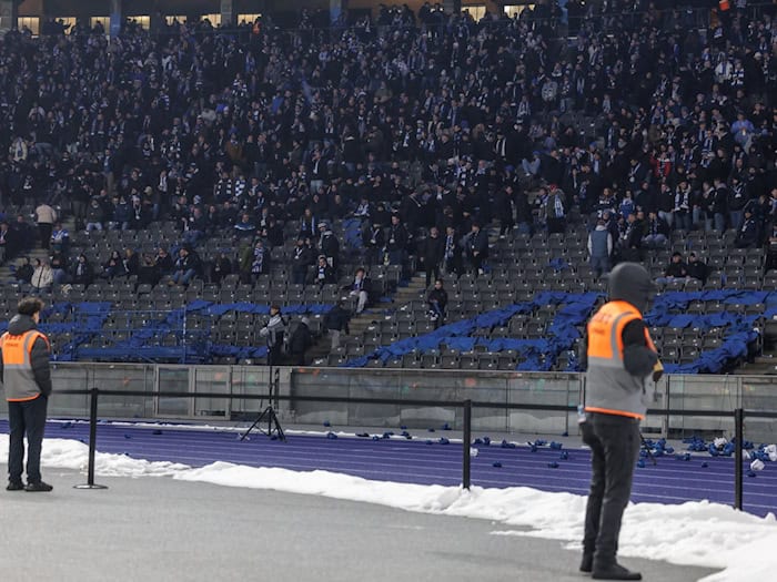 Beim Spiel der 2. Bundesliga zwischen Hertha BSC und dem FC Schalke 04 am 17. Januar war es zu gewalttätigen Ausschreitungen gekommen. (Archivbild)  / Foto: Andreas Gora/dpa