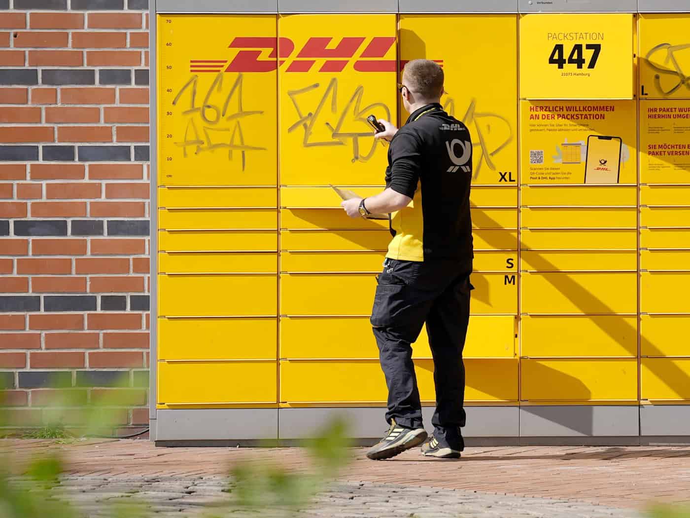 Paket- und Briefzusteller sind aufgrund der aktuellen Hitze besonders belastet. (Archivbild) / Foto: Marcus Brandt/dpa