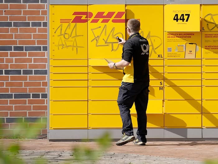 Paket- und Briefzusteller sind aufgrund der aktuellen Hitze besonders belastet. (Archivbild) / Foto: Marcus Brandt/dpa