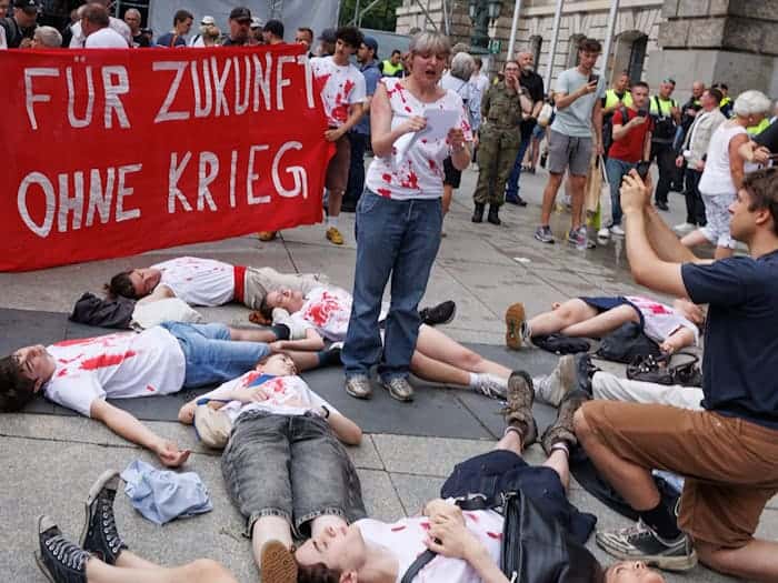 Protest stört Pistorius-Auftritt beim Nationalen Veteranentag in Berlin