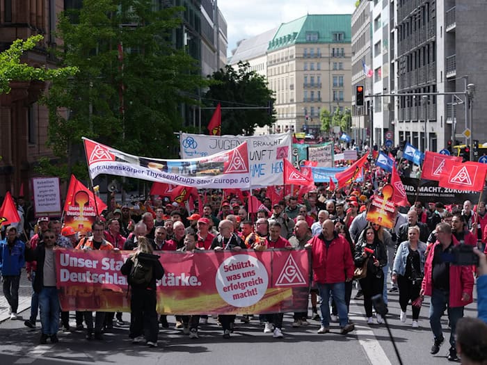 Nach Angaben der IG Metall beteiligten sich rund 1.700 Beschäftigte aus mehr als 40 Betrieben an den Aktionen. / Foto: Sven Kaeuler/dpa