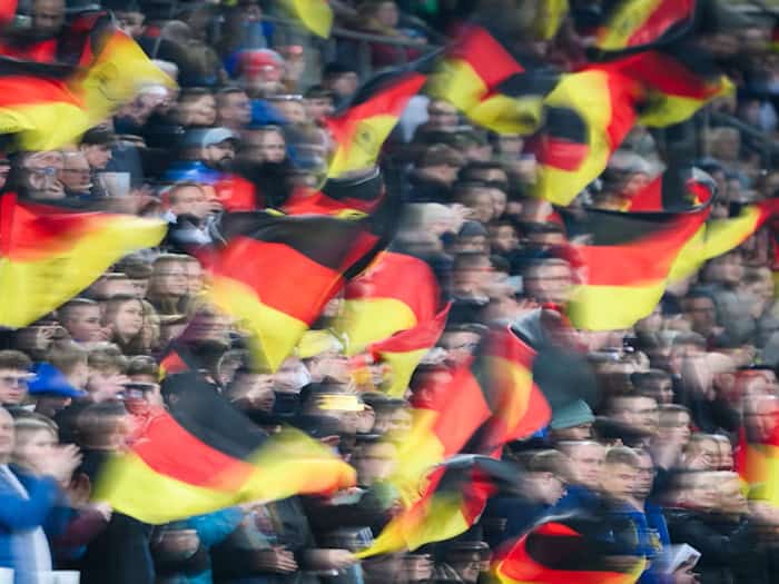 Beim Public Viewing des WM-Spiels Deutschland gegen die Elfenbeinküste soll ein Mann rassistische Äußerungen gemacht und eine rechtsextreme Geste gezeigt haben. (Symbolbild) / Foto: Robert Michael/dpa