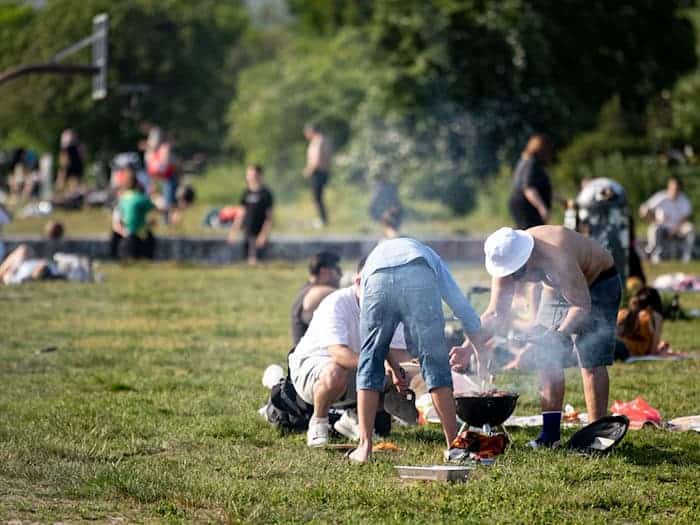 Im Görlitzer Park darf bis auf weiteres nicht gegrillt werden. (Symbolbild) / Foto: Fabian Sommer/dpa/dpa-tmn