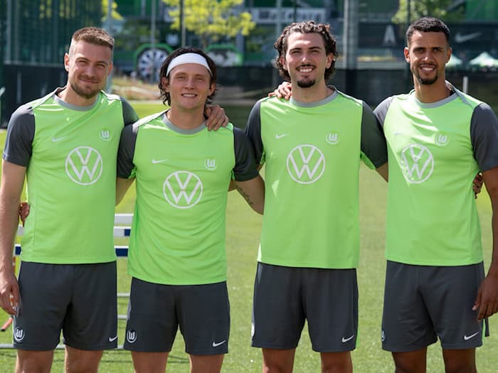Fabian Reese (2.v.l.) kommt mit dem VfL Wolfsburg nach Berlin.  / Foto: Swen Pförtner/dpa
