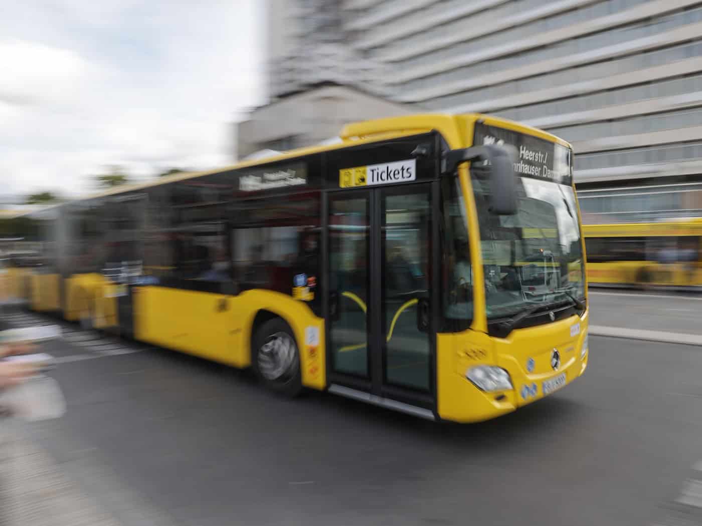 Ein Mann hat in einem Linienbus Reizgas versprüht und sieben Menschen verletzt. (Symbolbild) / Foto: Jörg Carstensen/dpa