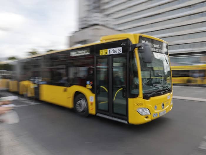 Ein Mann hat in einem Linienbus Reizgas versprüht und sieben Menschen verletzt. (Symbolbild) / Foto: Jörg Carstensen/dpa