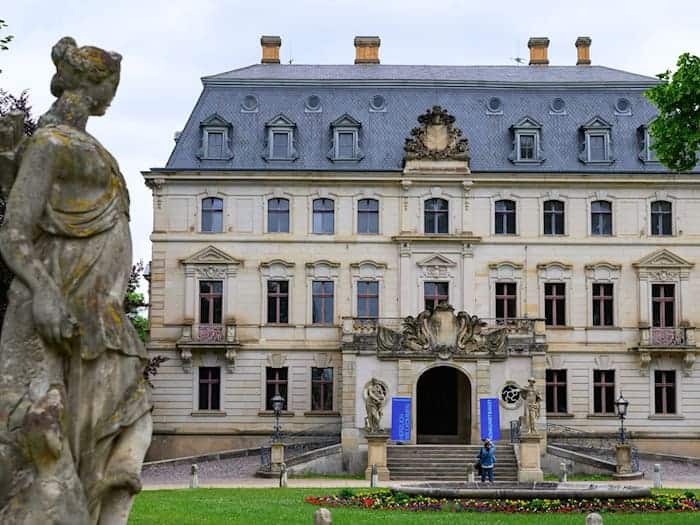 Im Schloss Altdöbern ist Neues im Alten zu sehen. / Foto: Patrick Pleul/dpa