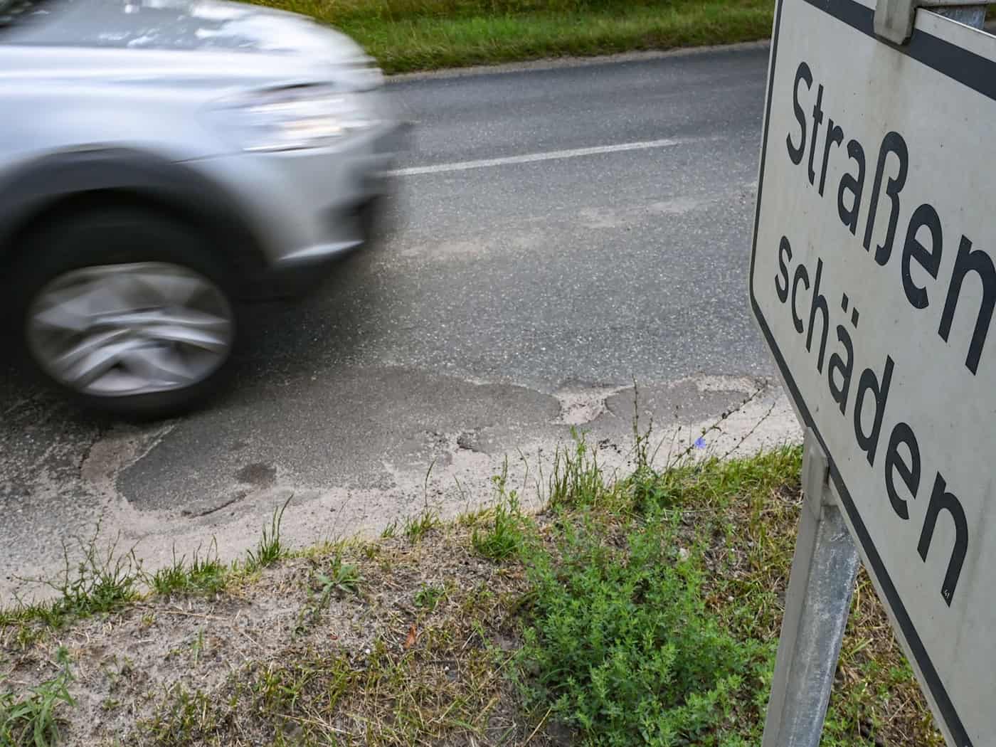 Ein Großteil von Brandenburgs Landesstraßen ist in einem sehr schlechten Zustand. (Archivbild) / Foto: Patrick Pleul/dpa-Zentralbild/dpa
