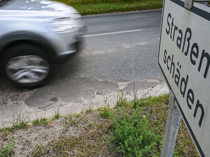 Ein Großteil von Brandenburgs Landesstraßen ist in einem sehr schlechten Zustand. (Archivbild) / Foto: Patrick Pleul/dpa-Zentralbild/dpa