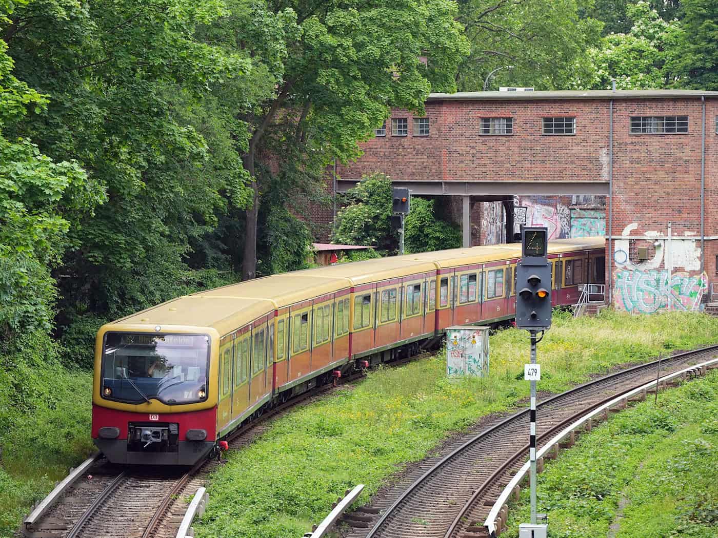 Die S 3 fährt von Spandau über den Hauptbahnhof nach Erkner und zurück. (Archivbild) / Foto: Soeren Stache/dpa