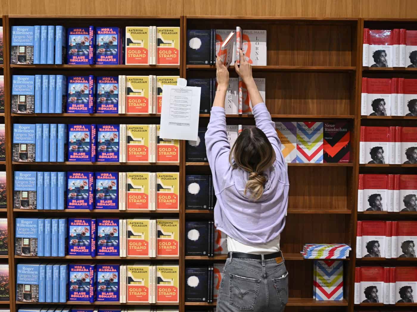 Die S. Fischer Verlage sind auf der Frankfurter Buchmesse stark präsent. (Archivbild) / Foto: Arne Dedert/dpa