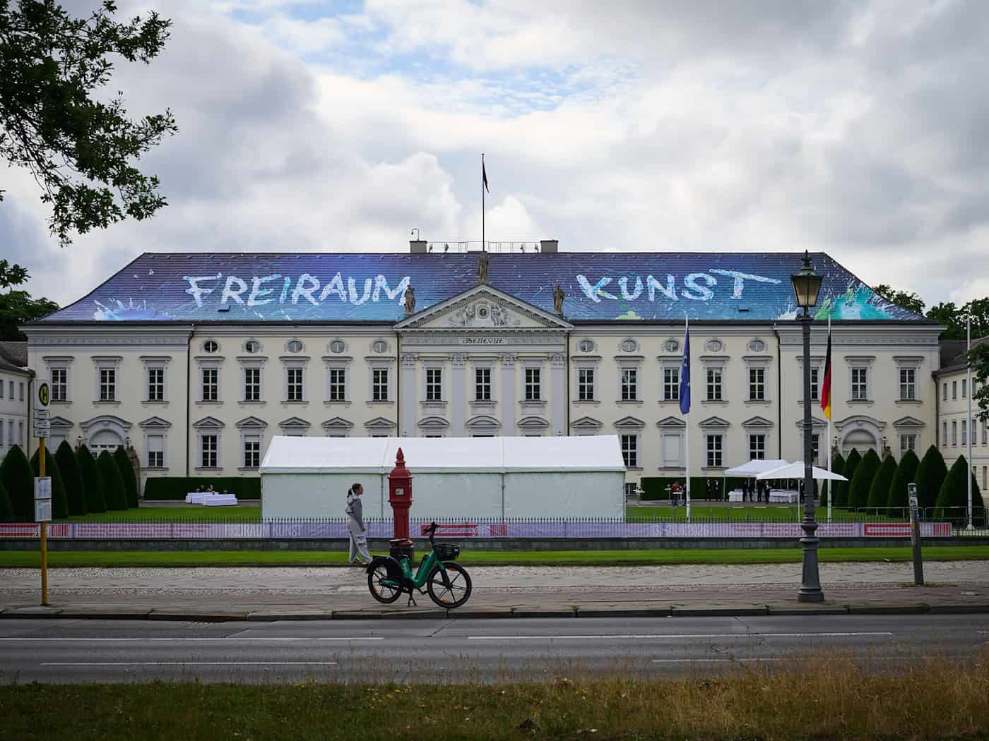 Die Ausstellung im Schloss Bellevue hieß «Freiraum Kunst». (Archivbild) / Foto: Annette Riedl/dpa