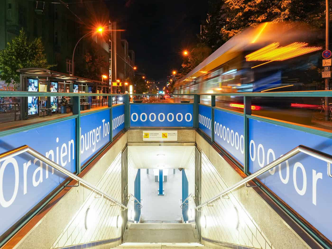 Torjubel im Namen: Die Berliner Verkehrsbetriebe haben die Namen von sechs U-Bahnhöfen mit der Bezeichnung «Tor» zur Fußball-WM um einige Buchstaben verlängert. / Foto: Oliver Lang/BVG/dpa