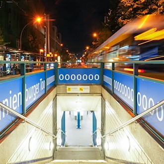 Torjubel im Namen: Die Berliner Verkehrsbetriebe haben die Namen von sechs U-Bahnhöfen mit der Bezeichnung «Tor» zur Fußball-WM um einige Buchstaben verlängert. / Foto: Oliver Lang/BVG/dpa