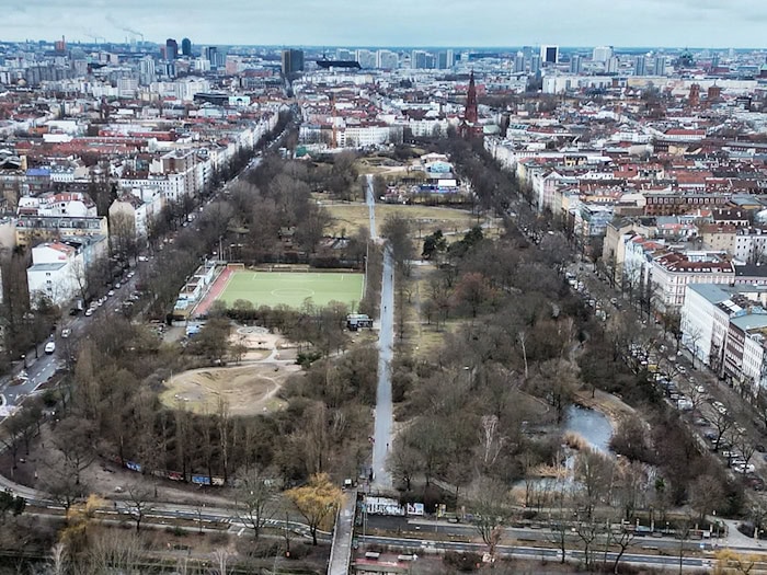 Die Görlitzer Bahnbrücken vom Görlitzer Park nach Treptow sollen nach neuen Plänen als Fuß- und Radwege erhalten bleiben. (Archivbild) / Foto: Britta Pedersen/dpa
