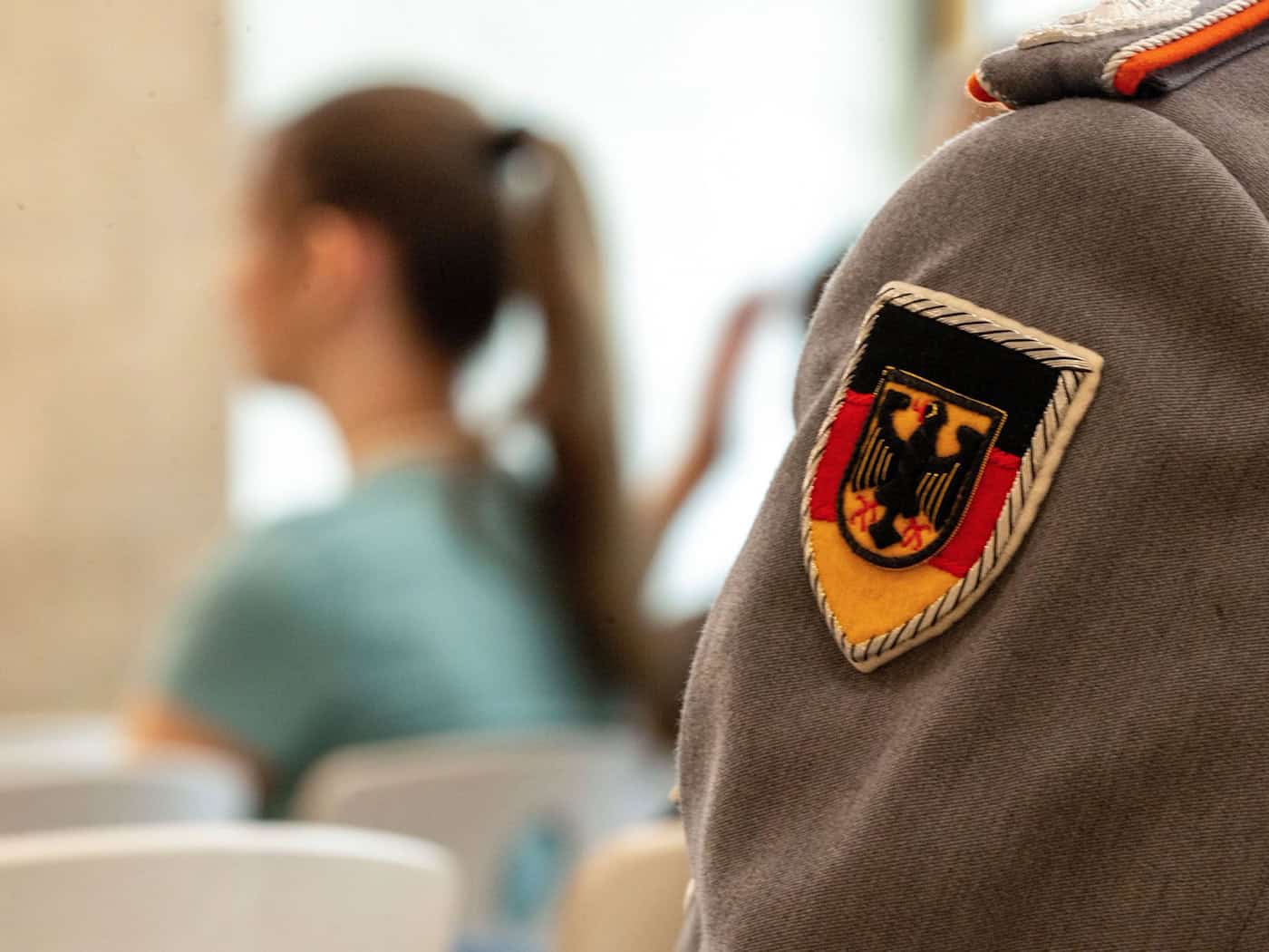 Berlin und die Bundeswehr haben ihre Zusammenarbeit an Schulen in einer neuen Vereinbarung festgeschrieben. (Archivbild)  / Foto: Pia Bayer/dpa