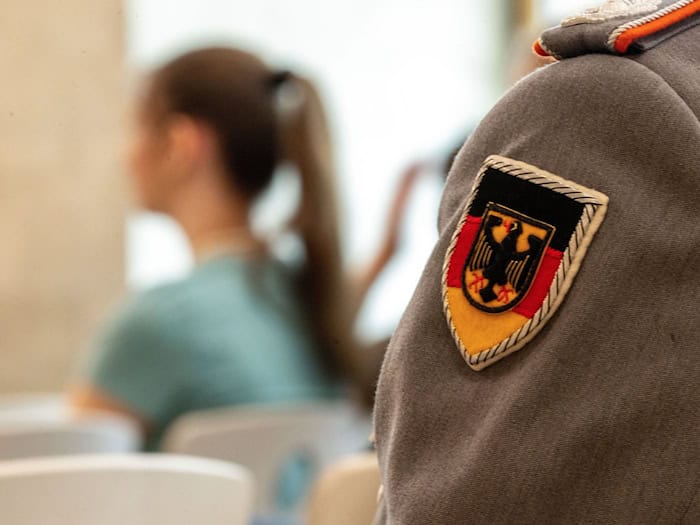 Berlin und die Bundeswehr haben ihre Zusammenarbeit an Schulen in einer neuen Vereinbarung festgeschrieben. (Archivbild)  / Foto: Pia Bayer/dpa