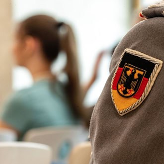 Berlin und die Bundeswehr haben ihre Zusammenarbeit an Schulen in einer neuen Vereinbarung festgeschrieben. (Archivbild)  / Foto: Pia Bayer/dpa