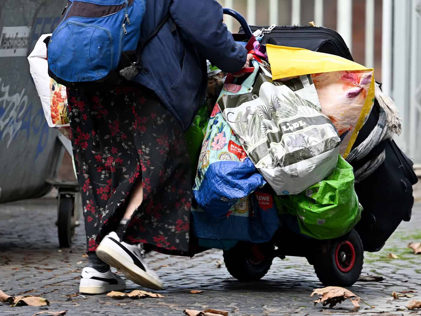 Armut ist auch im Alltag oft sichtbar. (Archivbild) / Foto: Arne Dedert/dpa