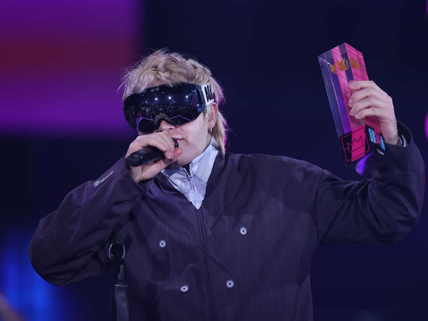 Eine Skibrille als Markenzeichen: Der Rapper Ski Aggu (Archivbild) / Foto: Friso Gentsch/dpa