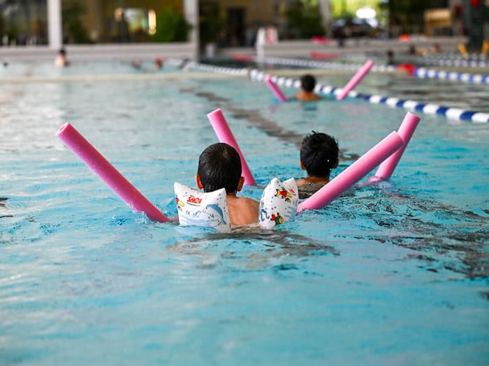 Auch in den Berliner Sommerferien finden wieder Schwimm-Intensivkurse statt. (Symbolbild) / Foto: Jens Kalaene/dpa