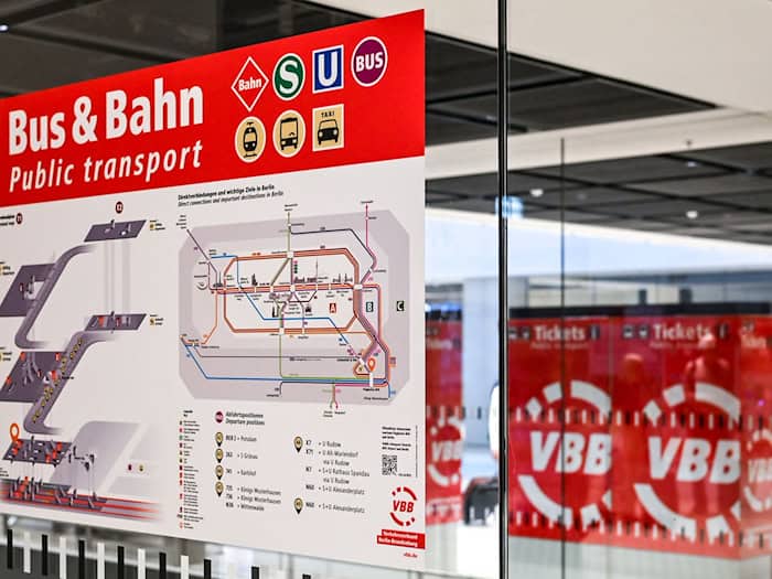 1,56 Milliarden Fahrgäste wurden 2025 in den Bussen und Bahnen im VBB gezählt. (Archivbild) / Foto: Jens Kalaene/dpa