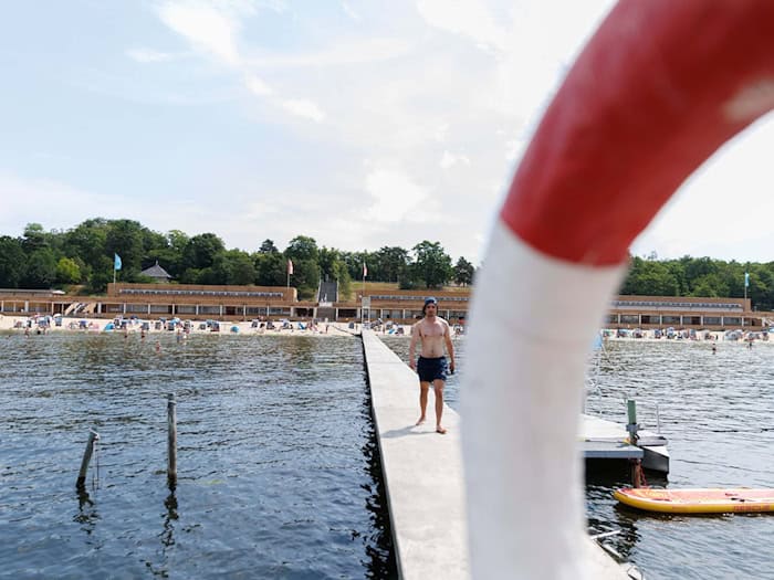 Pack' die Badehose ein: Viele Menschen machen Ausflüge ans Wasser und suchen Abkühlung. / Foto: Carsten Koall/dpa