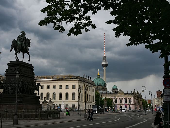 In Berlin und Brandenburg kann es am Sonntag immer wieder regnen. (Symbolbild) / Foto: Jens Kalaene/dpa