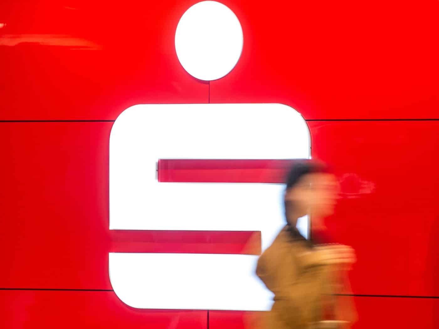 In Brandenburg sinkt die Zahl der Sparkassenfilialen. (Archivbild) / Foto: Lucas Bäuml/dpa