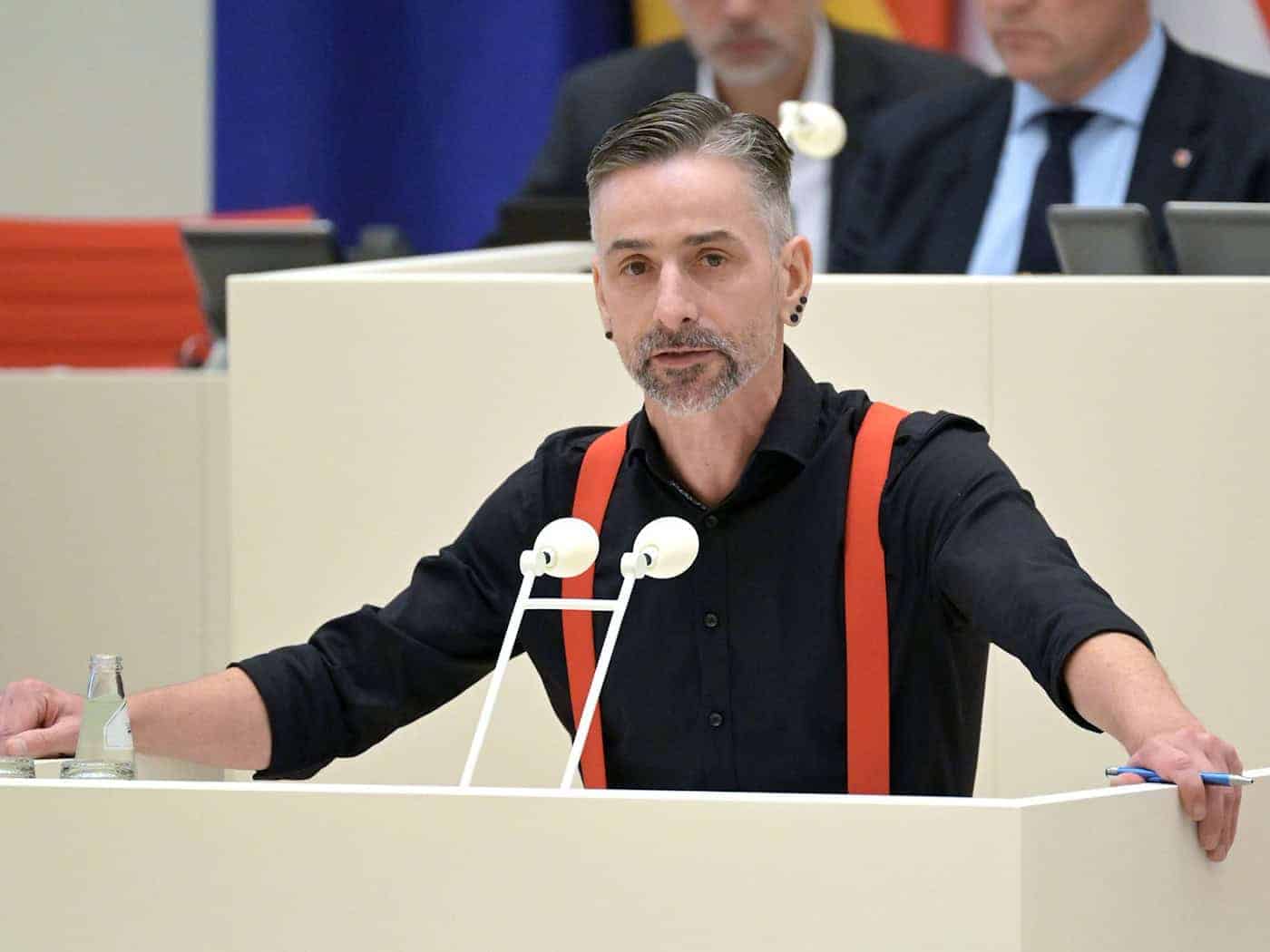 Der SPD-Landtagsabgeordnete Adler begründet, warum das Dunkelfeld der Kriminalität stärker ausgeleuchtet werden soll. (Archivbild) / Foto: Michael Bahlo/dpa