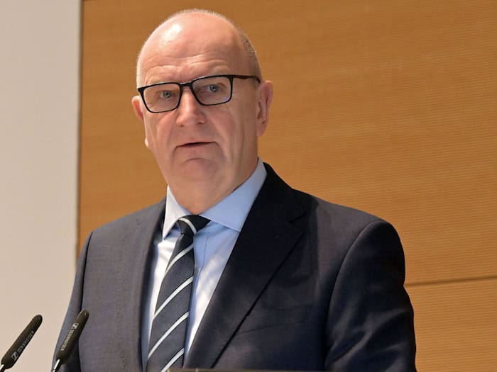 Brandenburgs Ministerpräsident Dietmar Woidke (SPD) lässt seine Reden nach Angaben der Staatskanzlei von Redenschreibern erstellen. (Archivbild) / Foto: Michael Bahlo/dpa