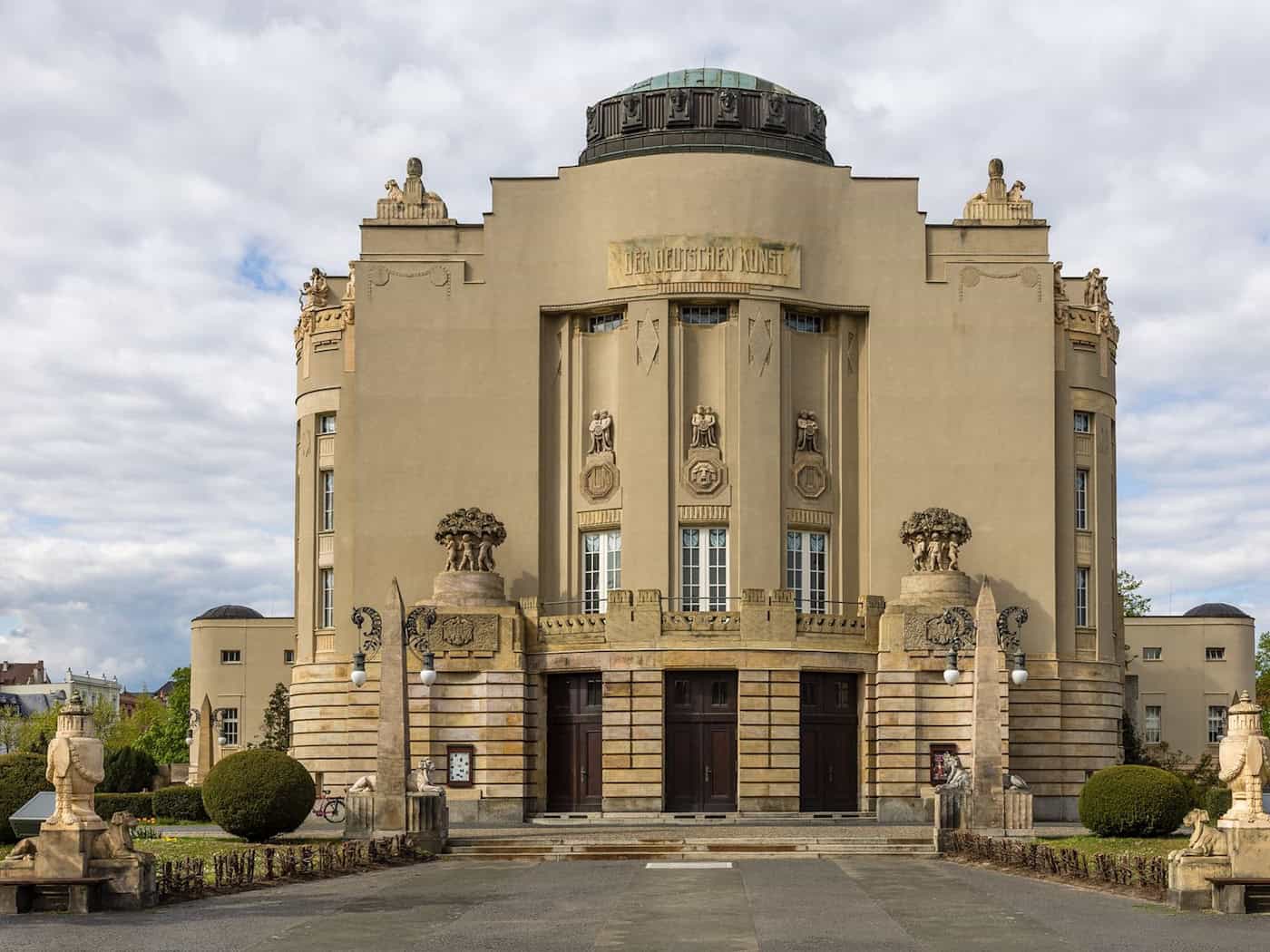 Das Staatstheater Cottbus startet in die neue Spielzeit. (Archivbild) / Foto: Frank Hammerschmidt/dpa