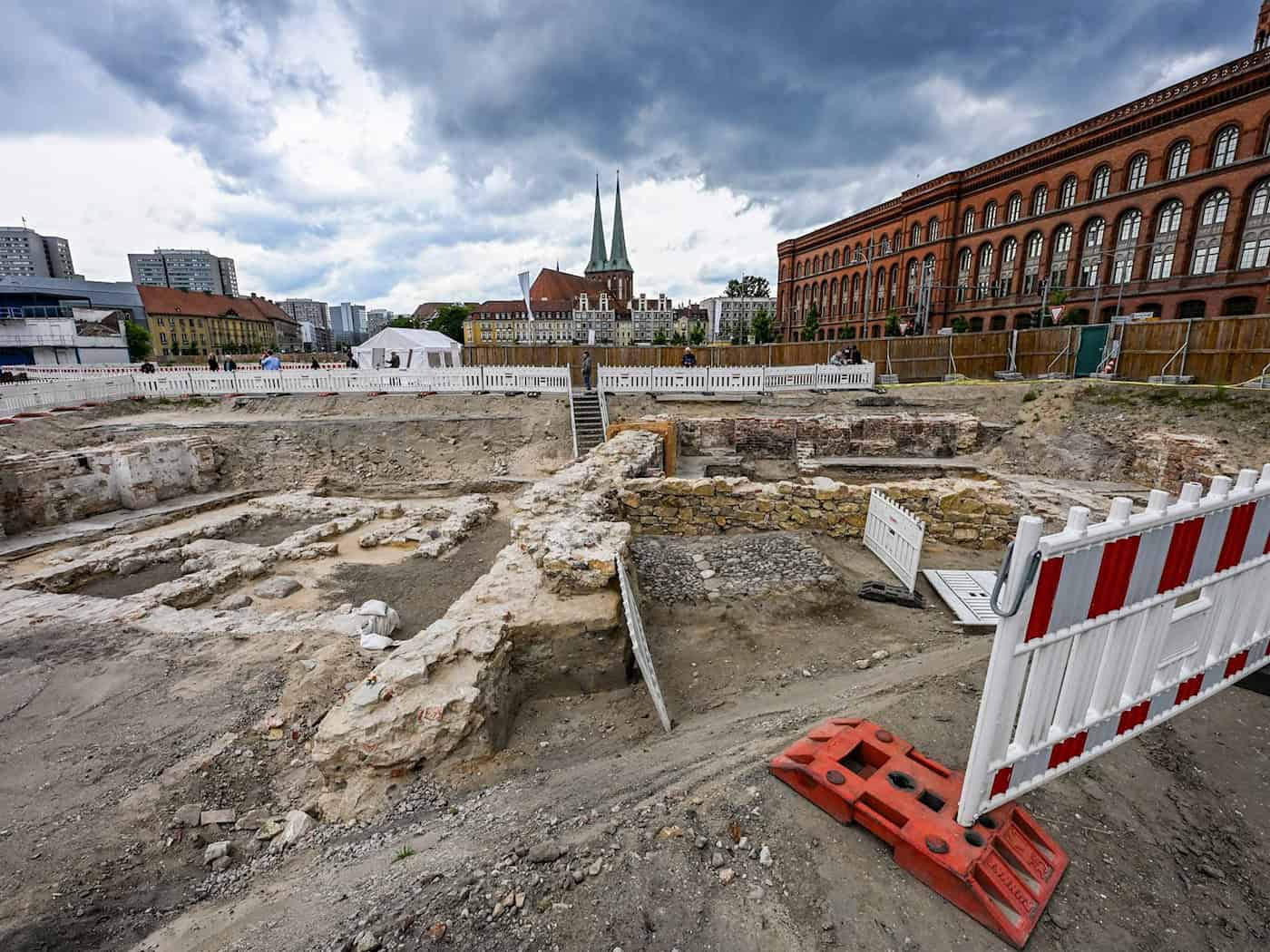 Archäologen entdeckten den Steinkeller eines bislang unbekannten Gebäudes aus dem Spätmittelalter. / Foto: Jens Kalaene/dpa