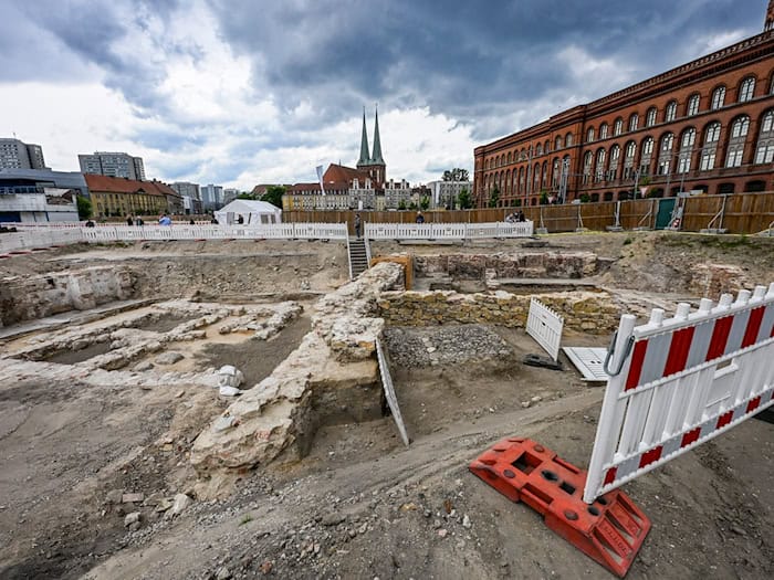 Archäologen entdeckten den Steinkeller eines bislang unbekannten Gebäudes aus dem Spätmittelalter. / Foto: Jens Kalaene/dpa
