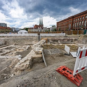 Archäologen entdeckten den Steinkeller eines bislang unbekannten Gebäudes aus dem Spätmittelalter. / Foto: Jens Kalaene/dpa